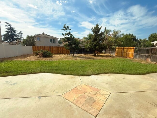 Building Photo - Beautiful Newly Upgraded 4 bedroom 3 bathr...