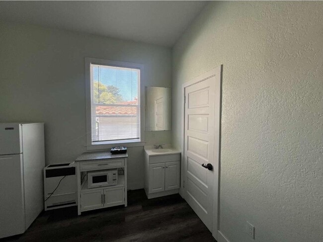 Interior Photo - 732 E. Santa Clara St.