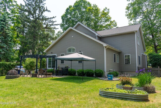 Foto del edificio - 2 Horizon Dr