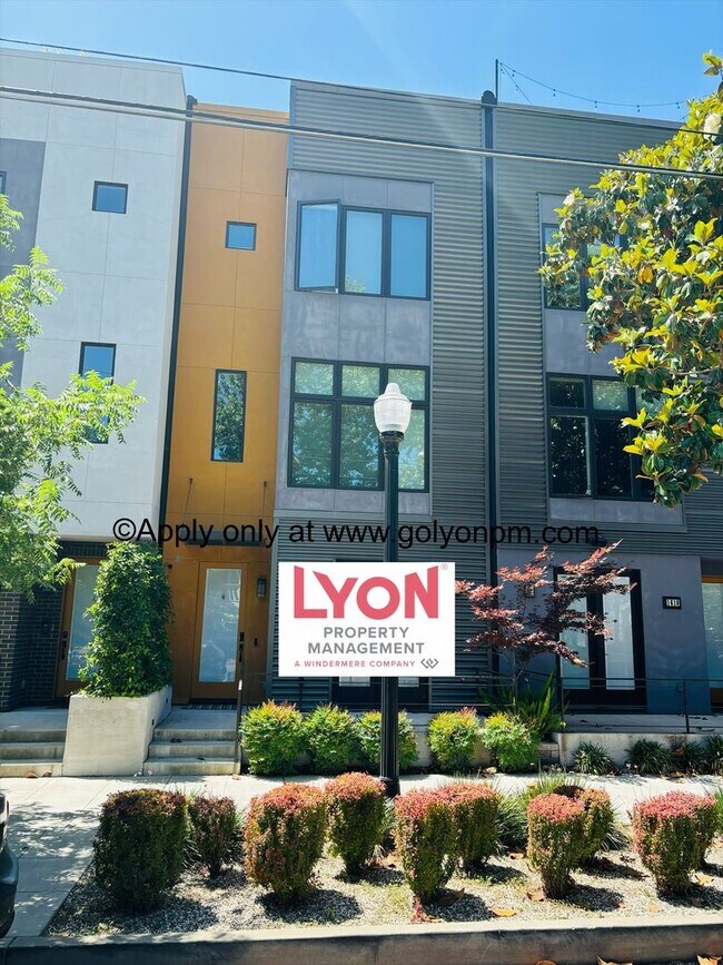 Foto del edificio - Gorgeous Rare MIDTOWN Rental w/ Rooftop Pa...