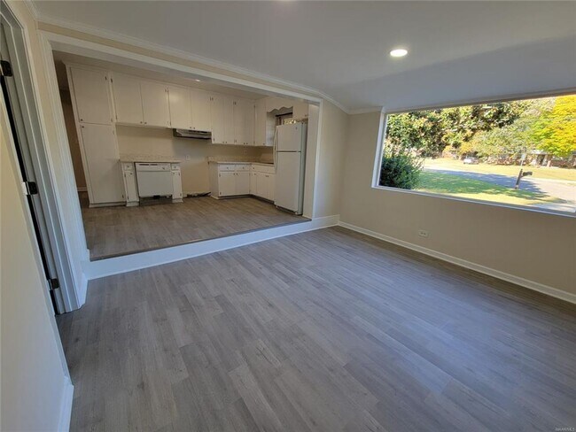 Foto del edificio - NEW Floors, Roof, Lights, Appliances, ect. NO CARPET