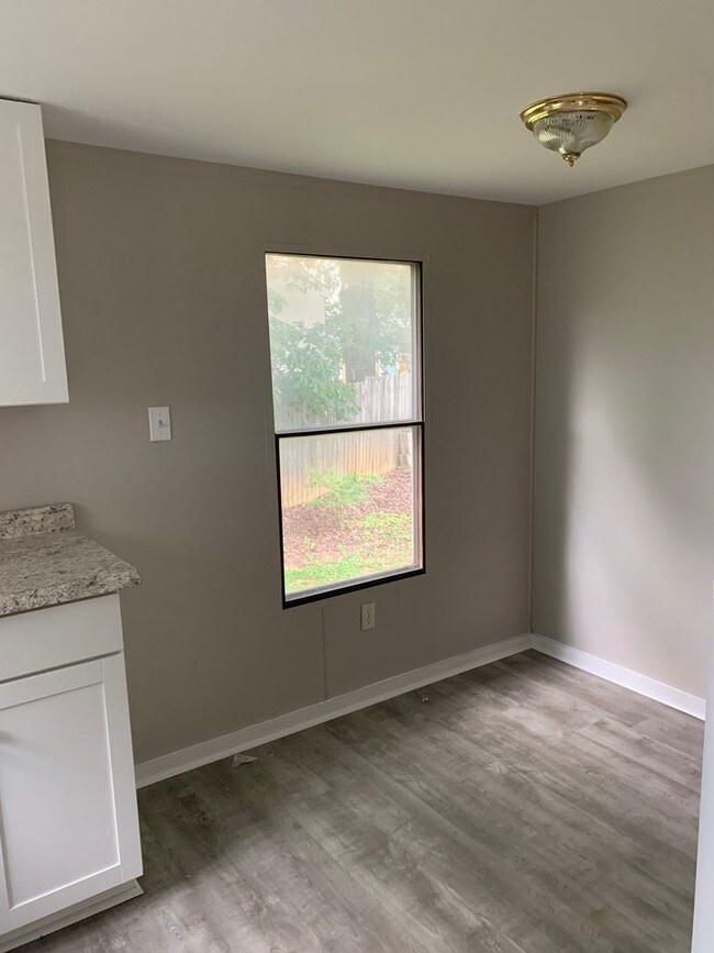 Building Photo - 2 br, 1 bath House - 1234 Sunburst Road