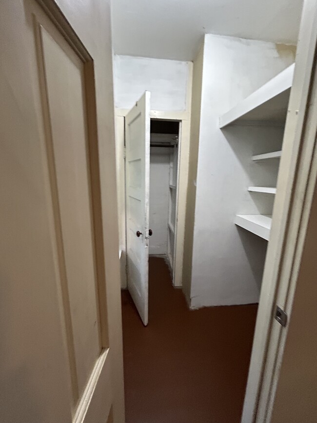 walk-in cloet - 30 Wall St