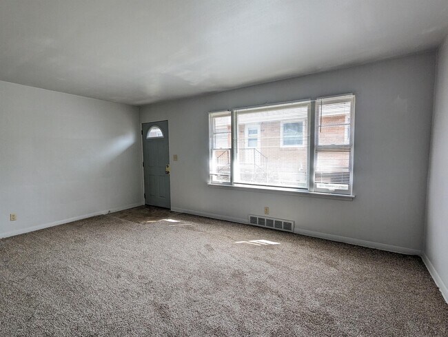 Foto del edificio - 3234 Montrose Ave