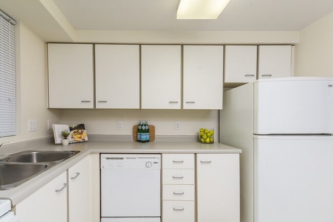 Building Photo - Bedford Bluff