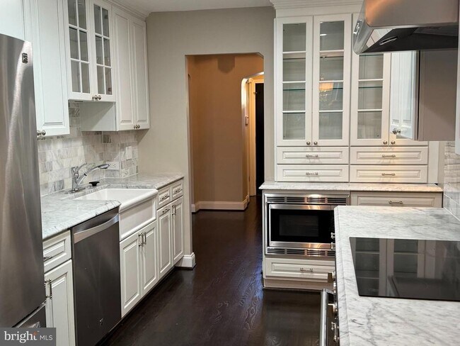 Foto del edificio - 7301 Pinehurst Pkwy