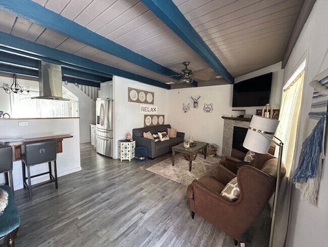 Foto del edificio - 3 bed / 2 bath furnished home.  6 month rental