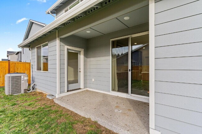Building Photo - Bueaitful 4 bedroom home with 1 bed 1 bath MIL!