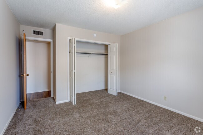 1BR, 1BA - 600 SF - Lee Crest Apartments
