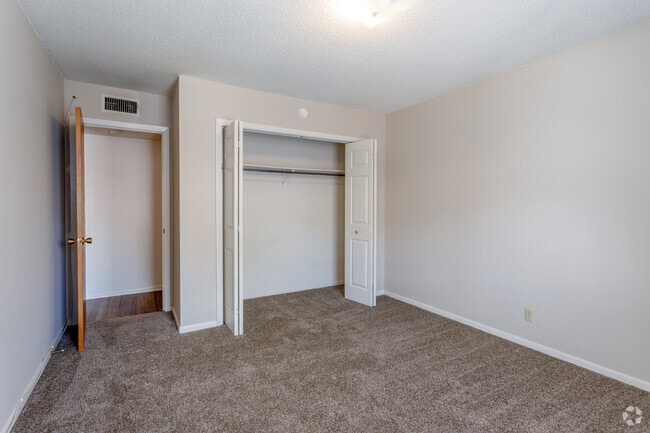 1BR, 1BA - 600 SF - Lee Crest Apartments