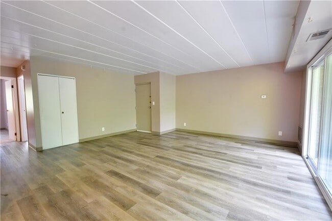 Building Photo - 120 Penn Pleasant Dr