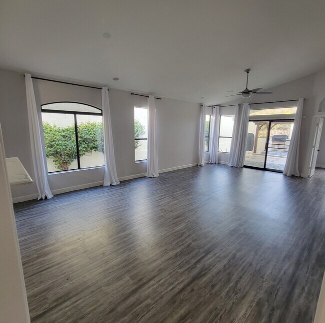 Foto del edificio - 275 E Ashurst Dr