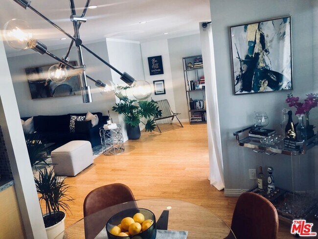 Foto del edificio - 525 N Sycamore Ave