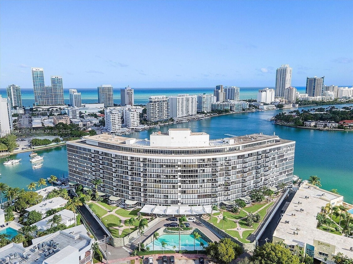 Foto principal - 900 Bay Dr