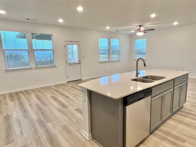 Building Photo - 3200 W College Park Dr