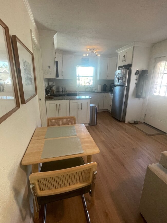 Vista de la zona de cocina abierta desde el salón. - 1134 Bay St NE