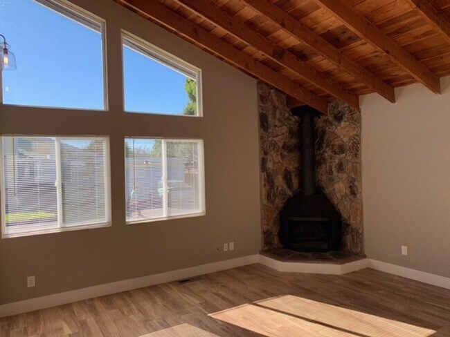 Building Photo - 3 bed, 2 bath home with large fenced backy...