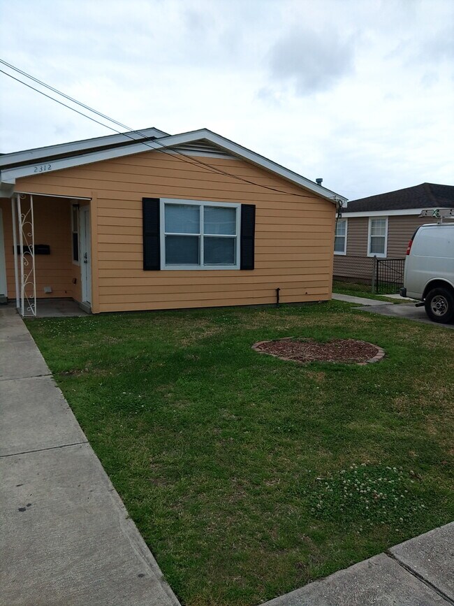 Building Photo - 2312 Rose Dr