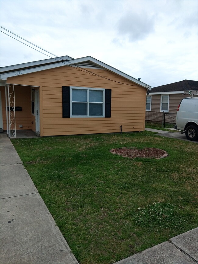 Building Photo - 2312 Rose Dr