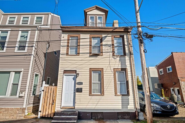 Building Photo - Luxury South Side flats home