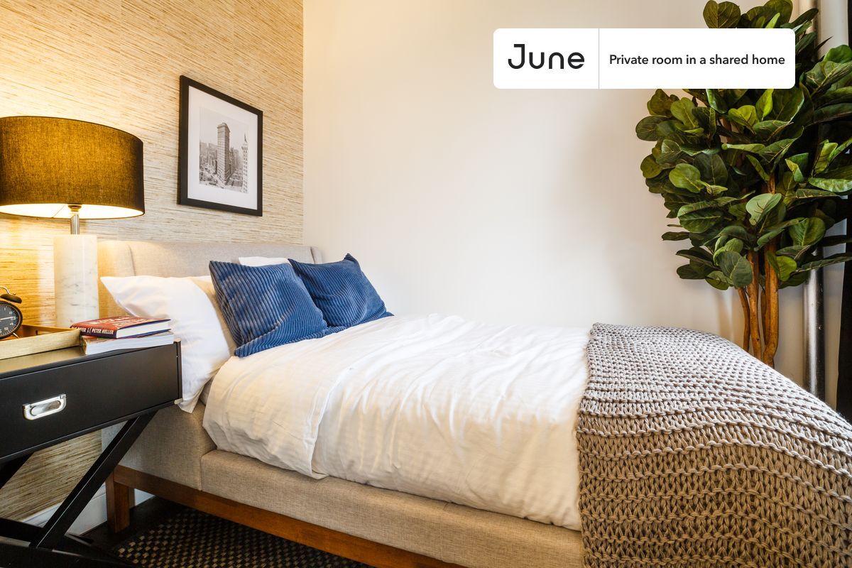 Foto principal - Private bedroom in 3 bed/1 bath Home