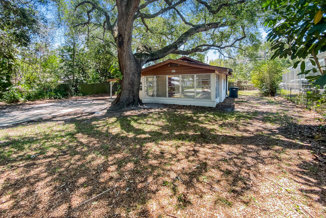 Building Photo - Two Bedroom Largo Home