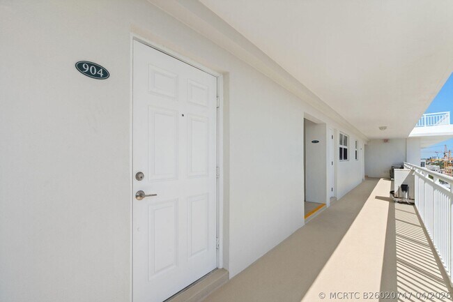Building Photo - 1160 Hillsboro Mile