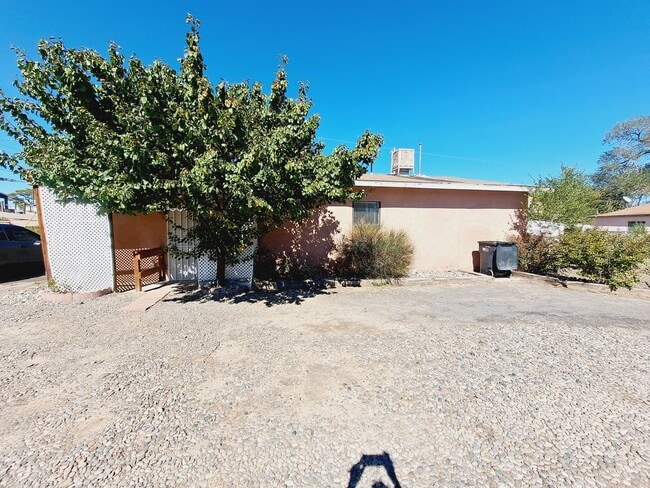 Building Photo - 2 Bedroom 1 Bathroom home with a Fenced in...