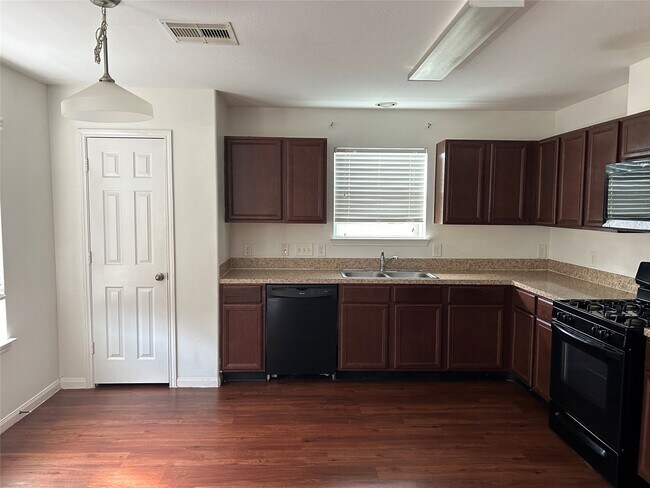 Foto del edificio - 21511 Donata Cir