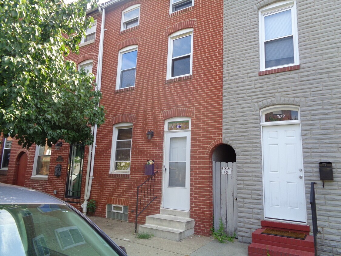 Primary Photo - 207 S. Ann St - Huge 3 bed, 2 bath Townhou...