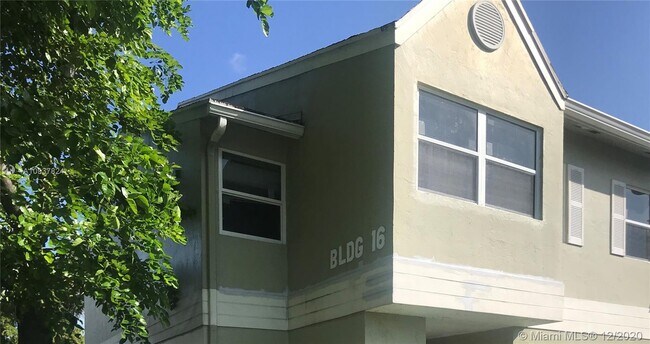 Foto del edificio - 17325 NW 67th Ct