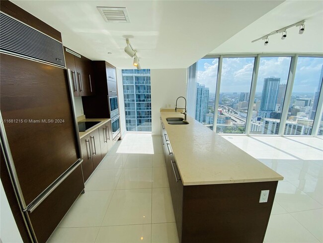 Foto del edificio - 475 Brickell Ave