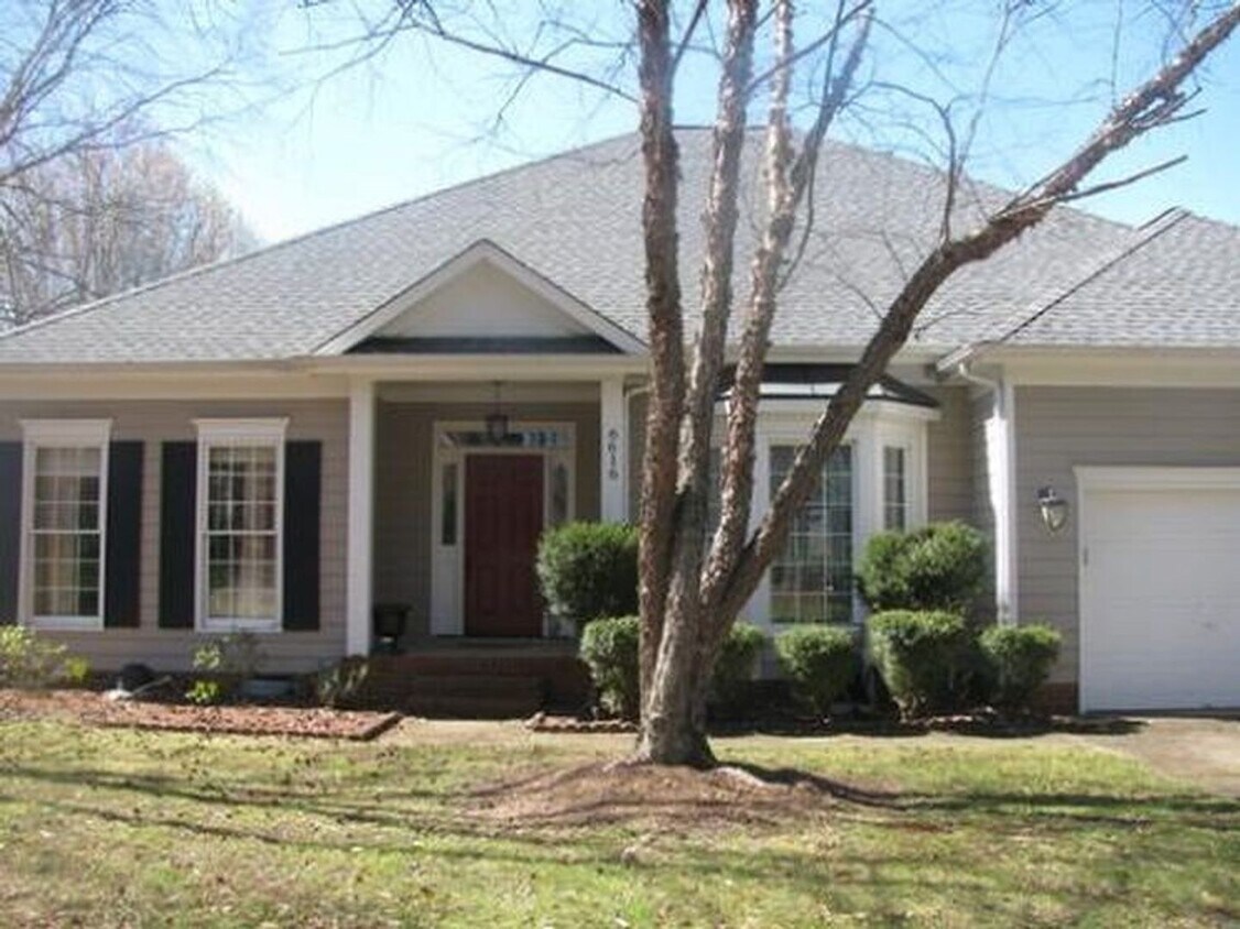 Foto principal - Available Now! 4 Bedroom Single Family Home