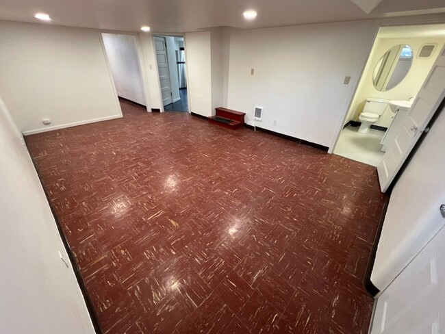 Building Photo - 841 Red Apple Rd