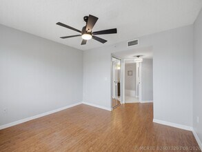 Building Photo - 900 Crestwood Ct S