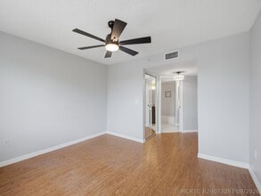 Building Photo - 900 Crestwood Ct S