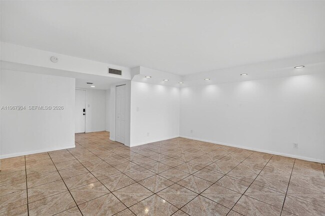 Foto del edificio - 347 Ives Dairy Rd