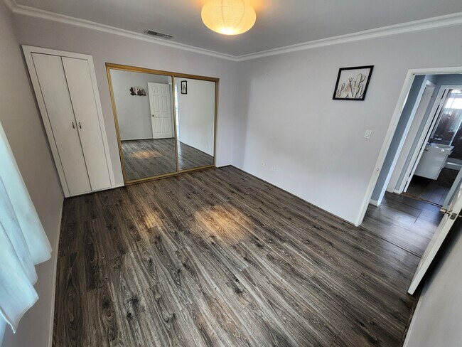 Foto del edificio - 6543 Teesdale Ave
