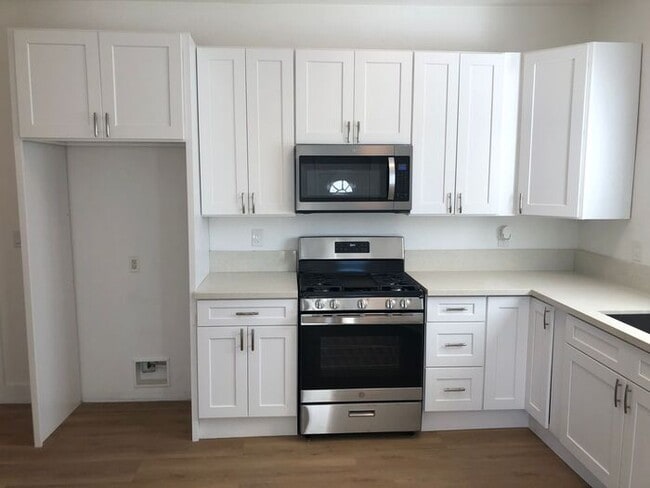 Building Photo - Two Story Home - 7 Bedrooms and 4 Bathroom...