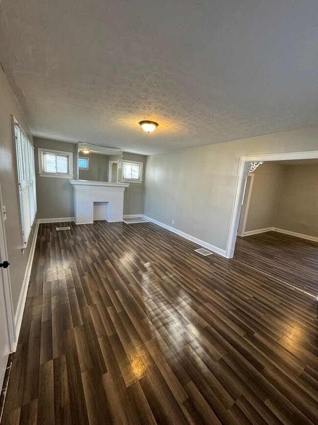 Building Photo - **Move-in Special - 1 month free with a 13...