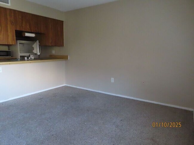 Building Photo - 1 bedroom 1-Bath Condo Bldg. 6 Unit #333 Gated Community