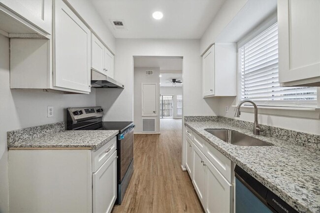 Building Photo - 5001 Lamonte Ln