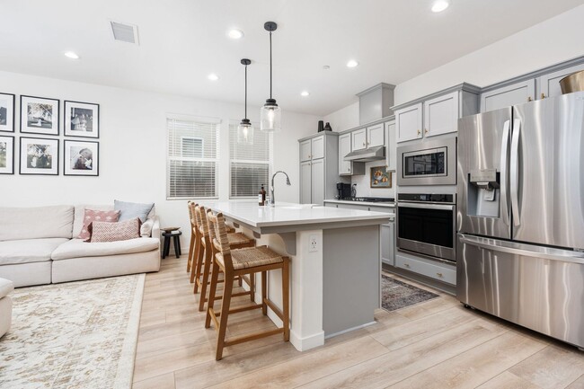 Foto del edificio - $2,495 HWY 41 & Ave. 12, 3 Bedroom 2.5 Bat...