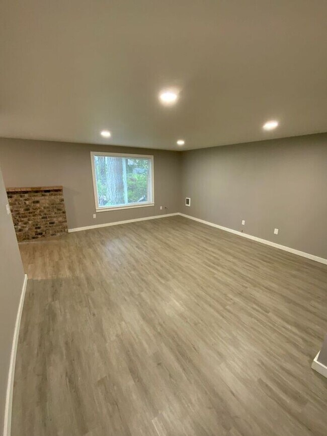 Foto del edificio - West Olympia 2bdr 1.5bath Townhome w/ garage & parking