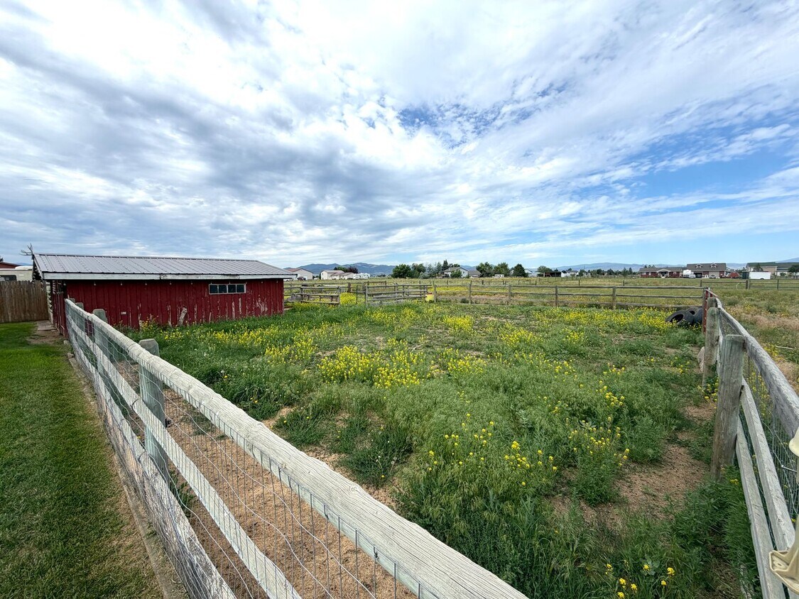 Building Photo - 3680 Valley Dr