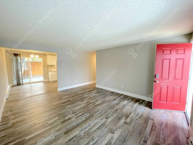 Foto del edificio - 2 BR in Redmond w/ huge yard