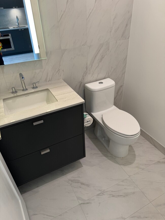 Building Photo - STUNNING 2 BEDROOM SUITE IN LUXURIOUS ETOB...