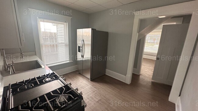 Foto del edificio - $850 - 1 bed 1 bath - Beautiful newly renovated Multi-family home located in Delano