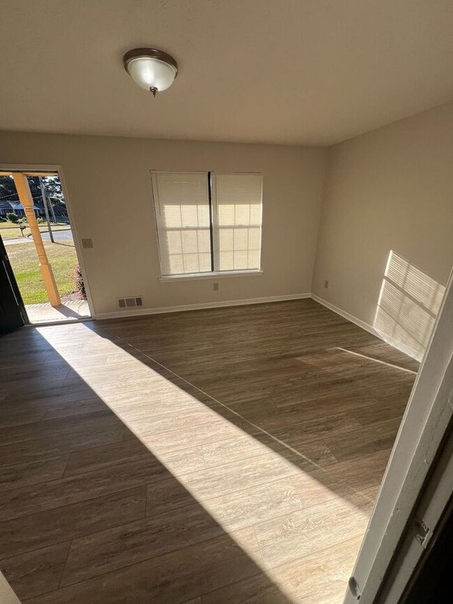 Building Photo - Ready Now! 2 bedroom and 1 bathroom !!!!