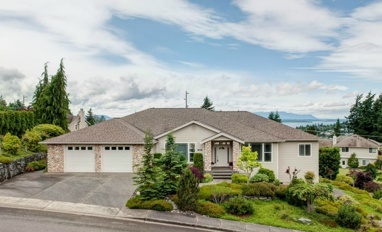 Primary Photo - Beautiful 4 Bedroom Home